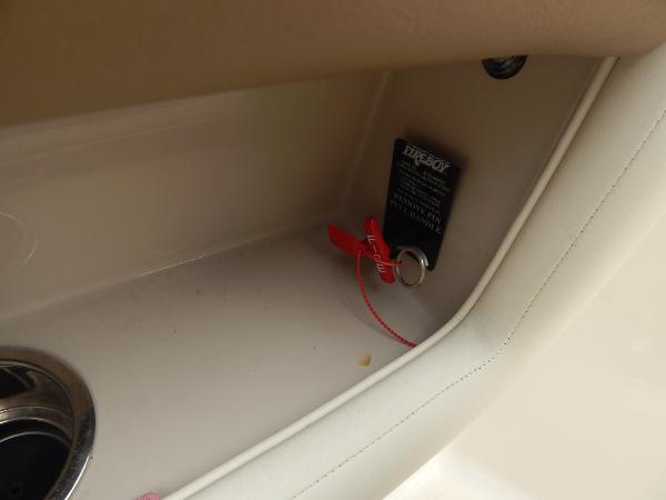 Slide: The Image of Chaparral 225 SSi 2013 boat interior with safety key and cup holder. - 35