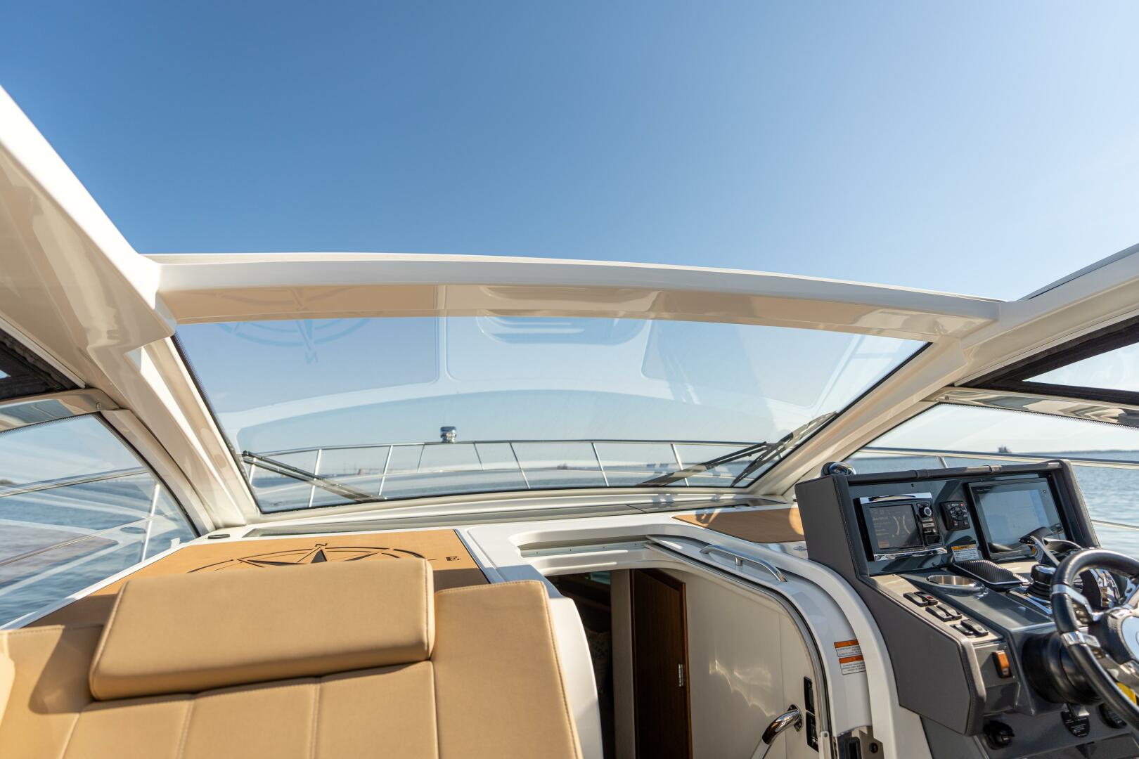 Slide: The Image of Cruisers Yachts 390 Express Coupe 2017 - 4792327