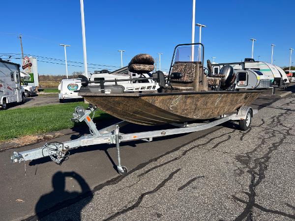 Slide: The Image of 2021 G3 Bay 20 DLX boat on trailer in outdoor dealership lot. - 1