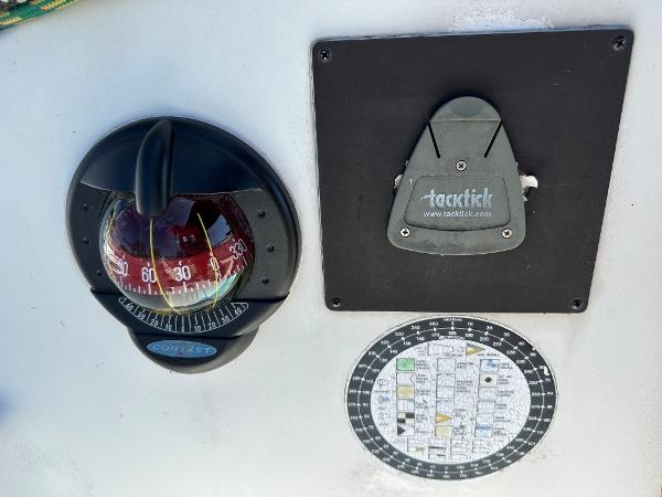 Slide: The Image of Compass and Tacktick instrument on 1986 J Boats J30 sailboat. - 9