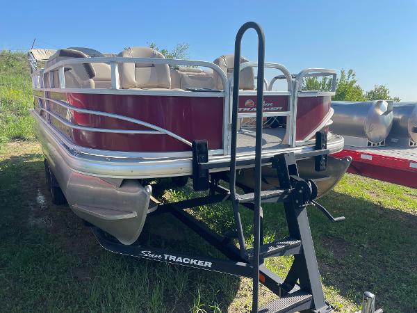 Slide: The Image of 2018 Sun Tracker Fishin' Barge 20 DLX pontoon boat on trailer. - 1