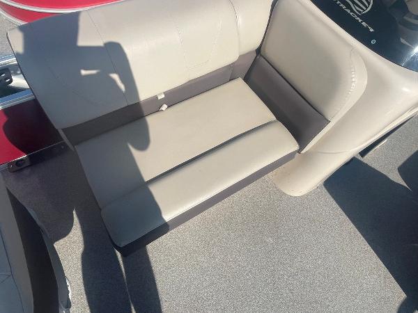 Slide: The Image of 2018 Sun Tracker Fishin' Barge 20 DLX boat seat in beige upholstery. - 8