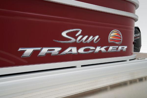 Slide: The Image of Sun Tracker Party Barge 20 DLX 2024 - 23