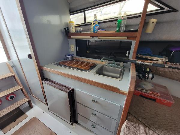 Slide: The Image of Compact kitchen area in a 1986 Wellcraft 2800 Coastal Offshore Fisherman boat. - 5