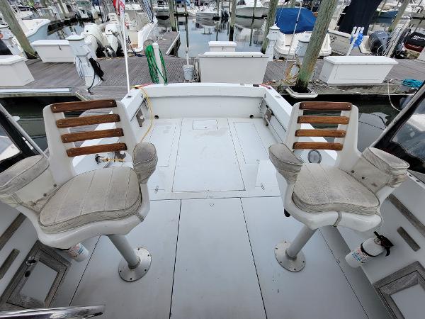 Slide: The Image of 1986 Wellcraft 2800 Coastal Offshore Fisherman boat with two swivel chairs at the dock. - 9